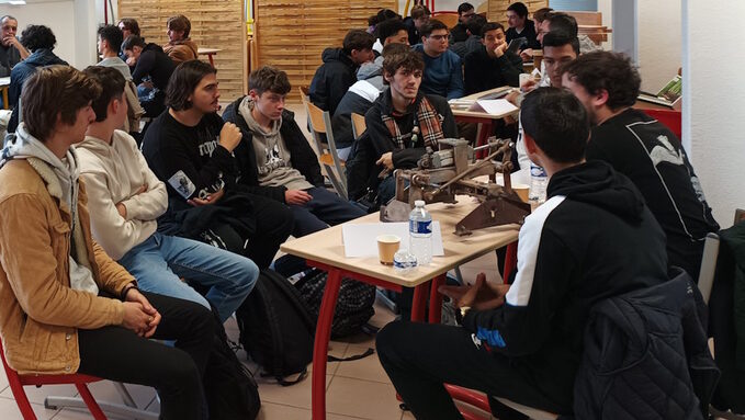 Élèves du lycée Jules Fil lors du forum des métiers et de la formation.