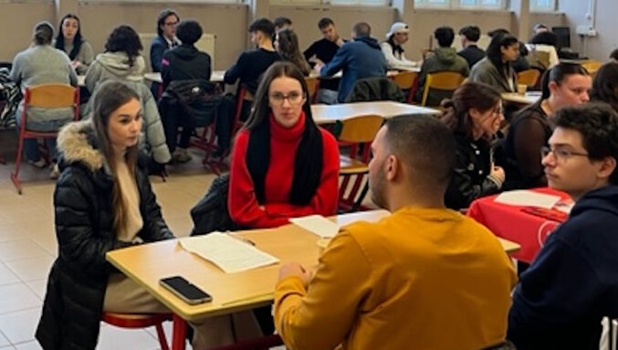 Élèves du lycée Jules Fil avec les ambassadeurs du supérieur.