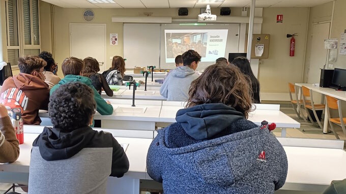 Élèves du lycée Jules Fil en visioconférence pour Parcoursup.