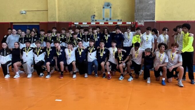 Élèves du lycée Jules Fil au championnat académique de handball.
