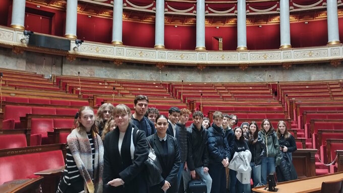 Élèves de l'atelier sciences po du Lycée Jules Fil en visite à Paris (assemblée)