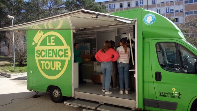 Le camion du Science-tour au lycée Jules Fil.