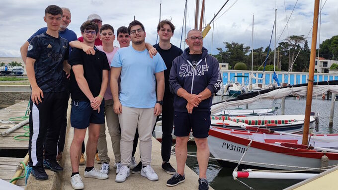 Élèves du lycée Jules Fil lors de la visite du bateau "Deux frères"