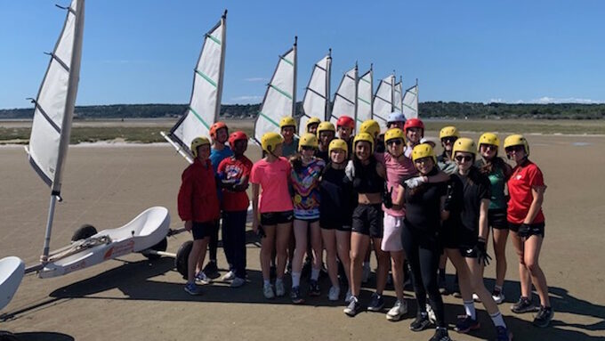 Élèves du lycée Jules Fil lors de la sortie char à voile à Leucate La Franqui.