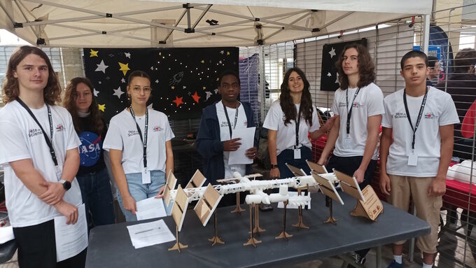 Élèves de Jules Fil devant leur maquette de l'ISS lors de la fête de la science.