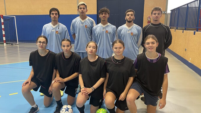 Équipes de futsal féminines et masculines du lycée Jules Fil.