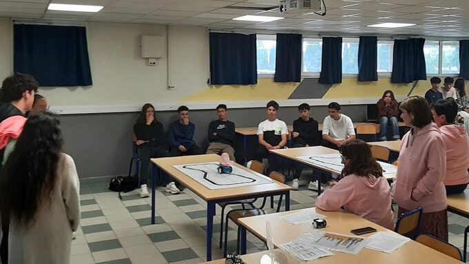 Élèves du lycée Jules Fil lors du défi robotique.