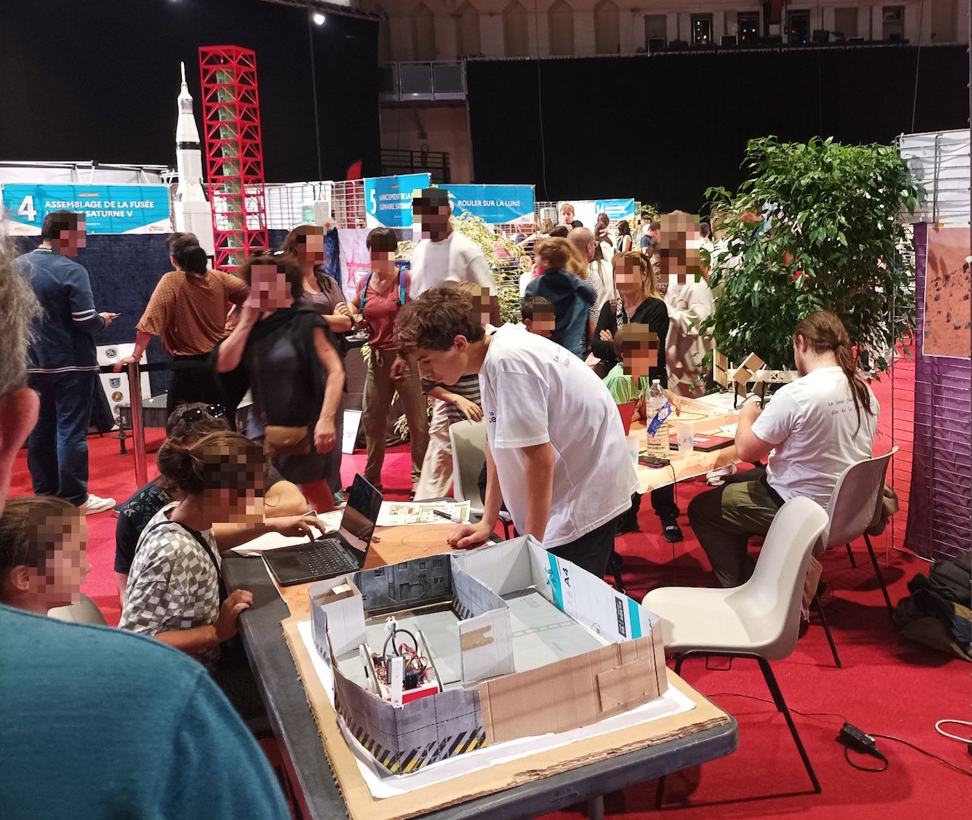 Élèves de jules fil animant un stand lors de la fête de la science.