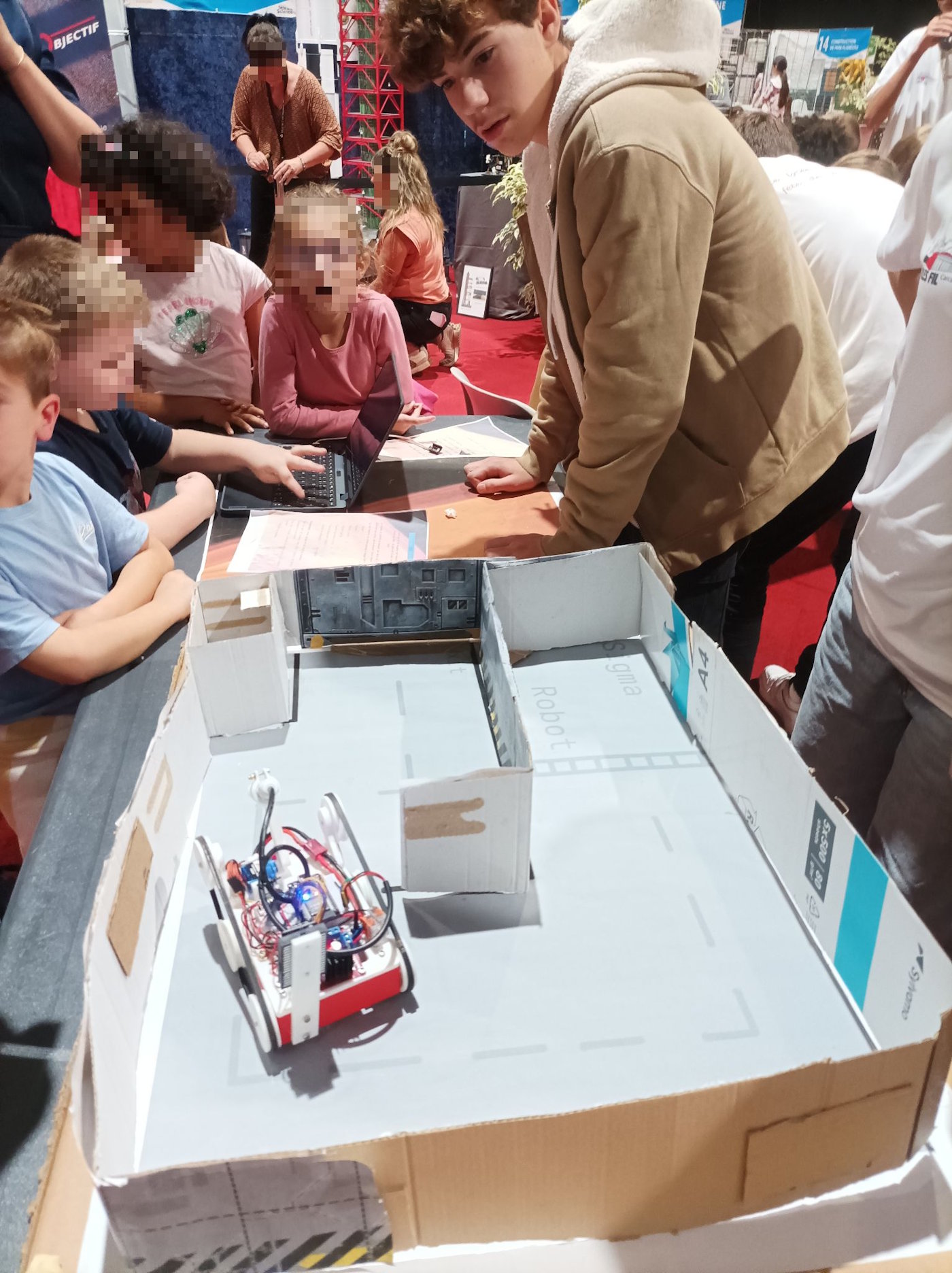 Élèves de jules fil animant un stand lors de la fête de la science.