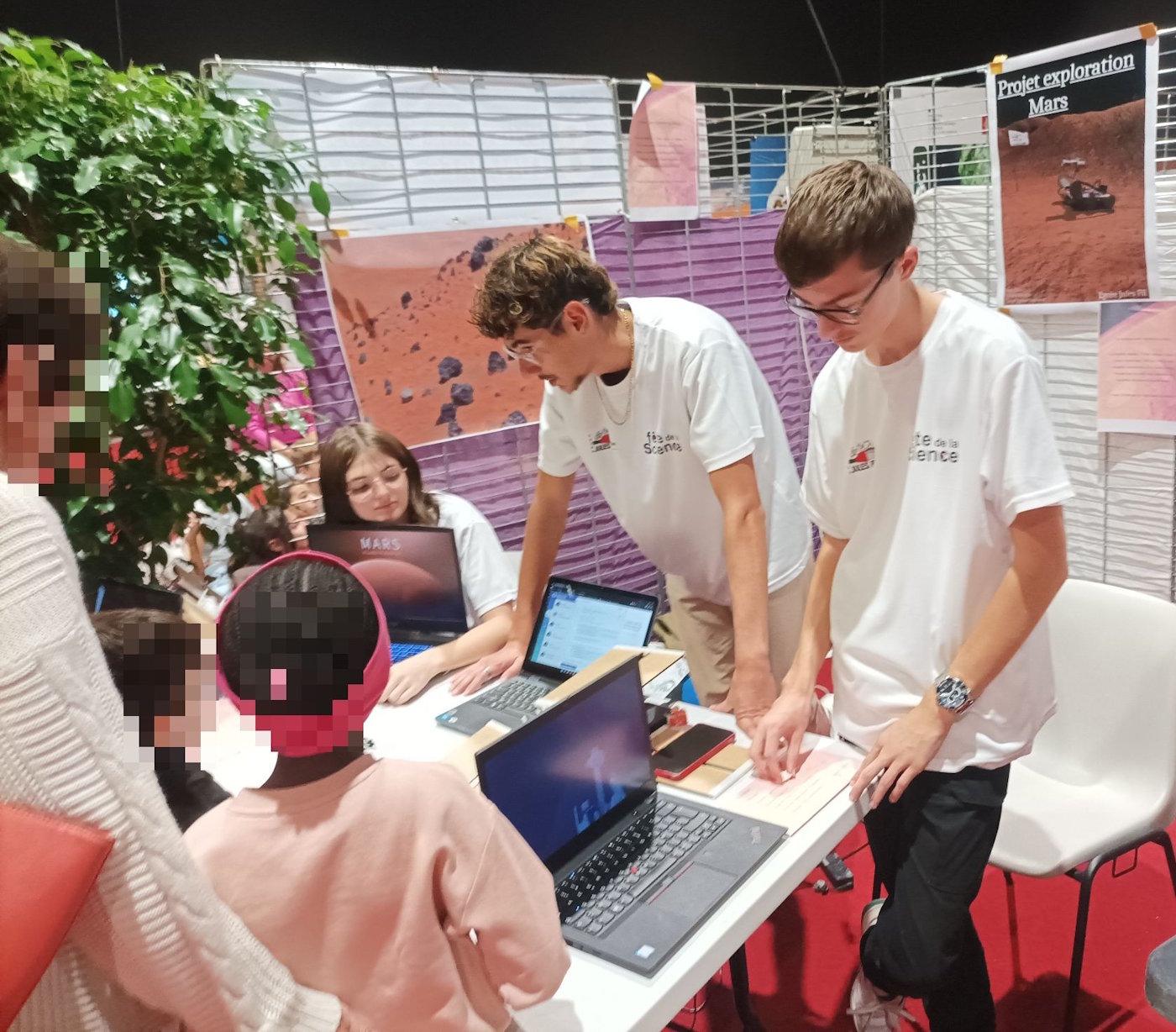 Élèves de jules fil animant un stand lors de la fête de la science.