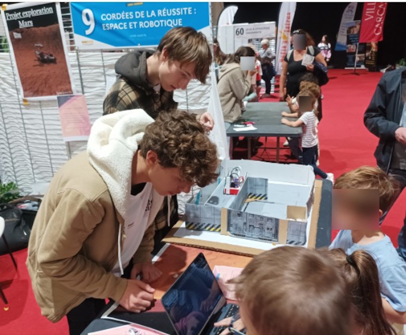Élèves de Jules Fil animant un stand de la fête de la science
