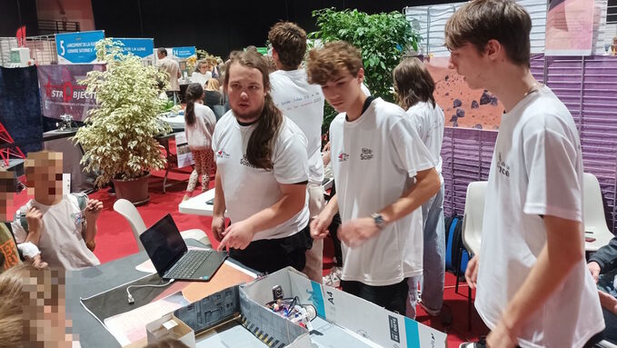 Élèves du lycée Jules Fil animant un stand pour la fête de la science.