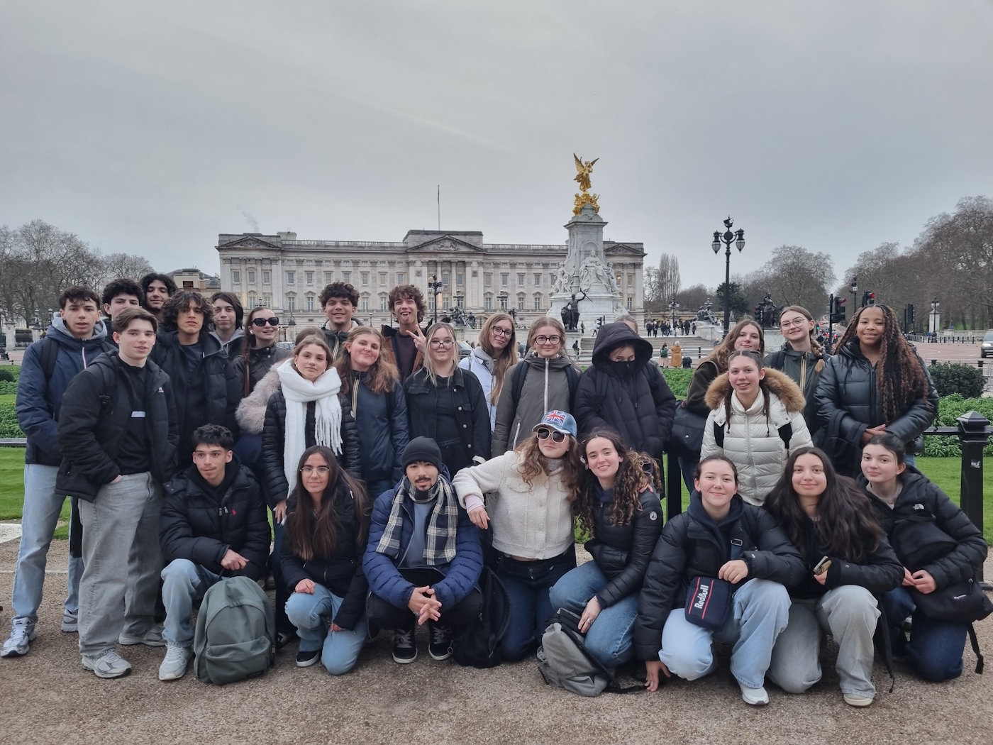 Élèves du lycée Jules Fil devant Buckingham palace à Londres.