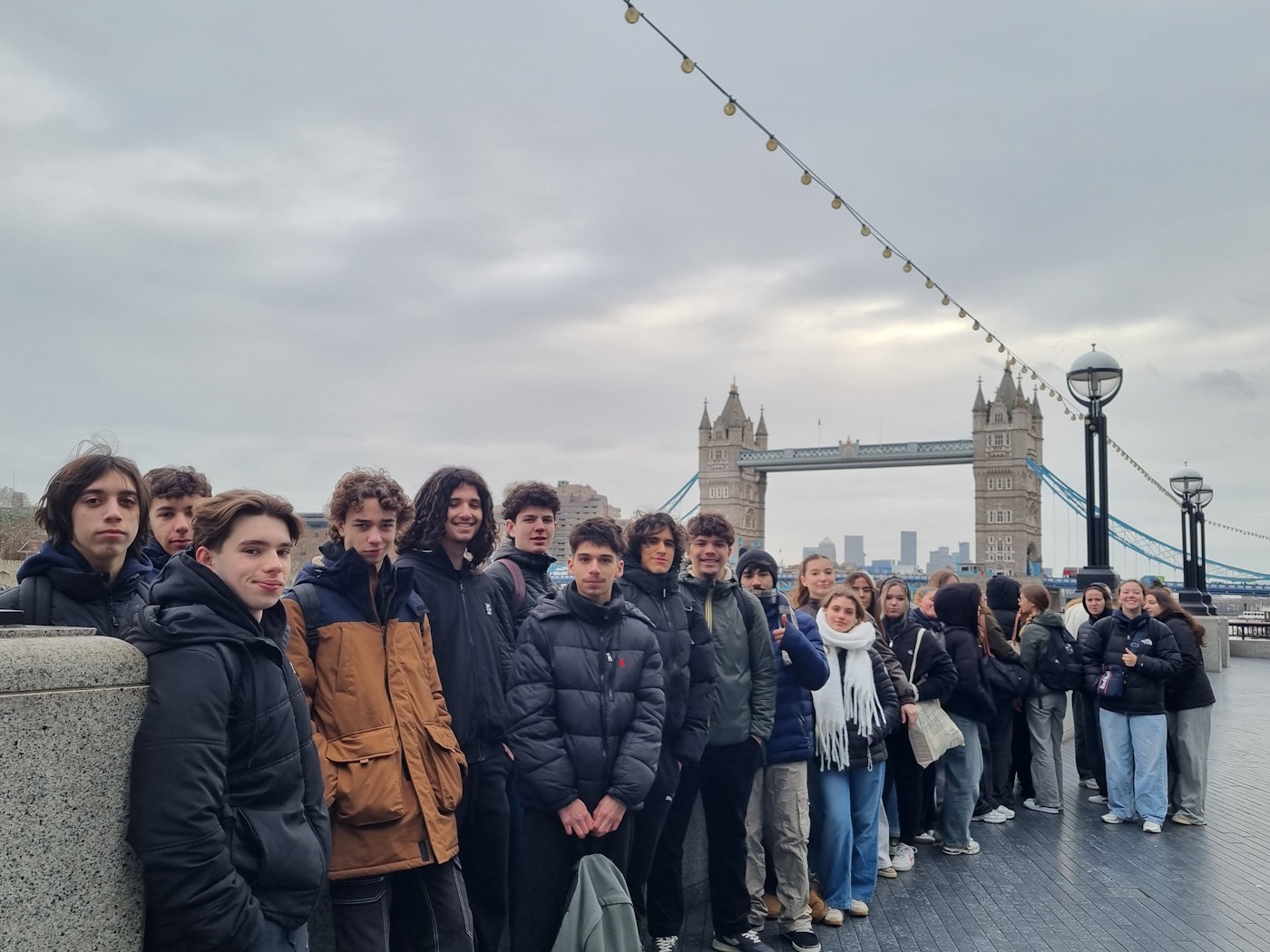 Élèves du lycée Jules Fil devant tower bridge à Londres.