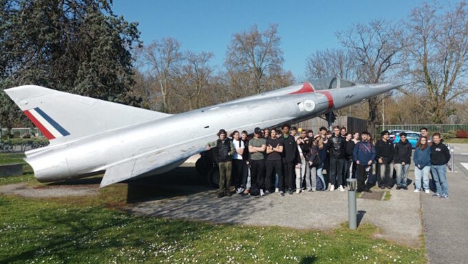 Élèves du lycée Jules Fil en visite à Sup-Aéro à Toulouse de.vant un Mirage 3