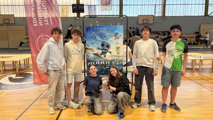 Élèves du lycée Jules fil à la finale académique du concours RobotCup Junior.