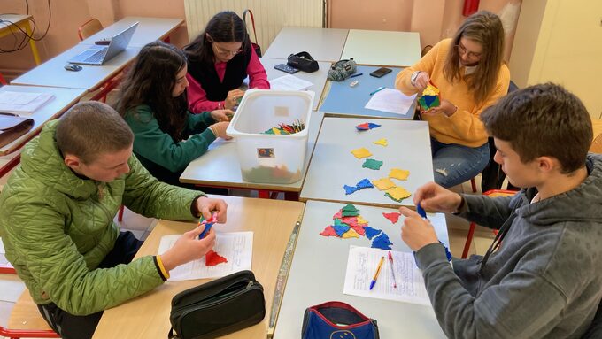 Cinq élèves du Labomath construisent des polyèdres réguliers