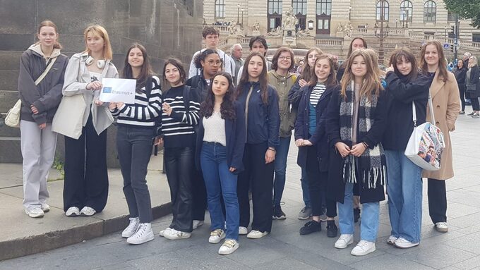 2023-05-21_ERASMUS_photo de groupe à Prague.jpg